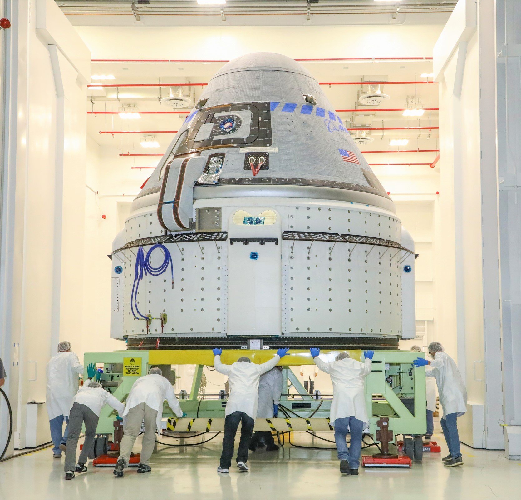 La capsule Starliner de Boeing en préparation au Centre Spatial Kennedy. Crédits Boeing