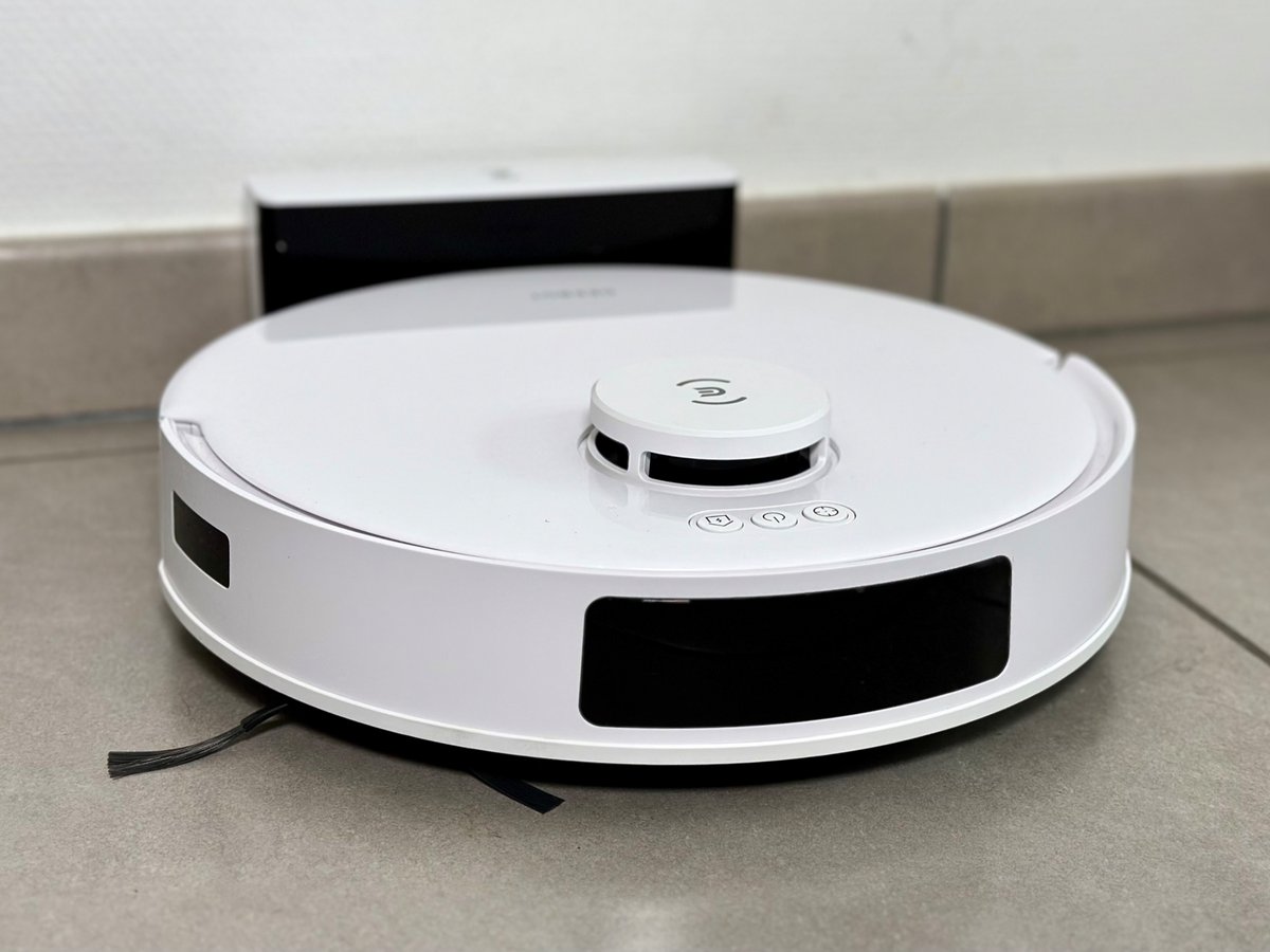 Un aspirateur robot au format traditionnel, mais fort bien conçu © Mathieu Grumiaux pour Clubic