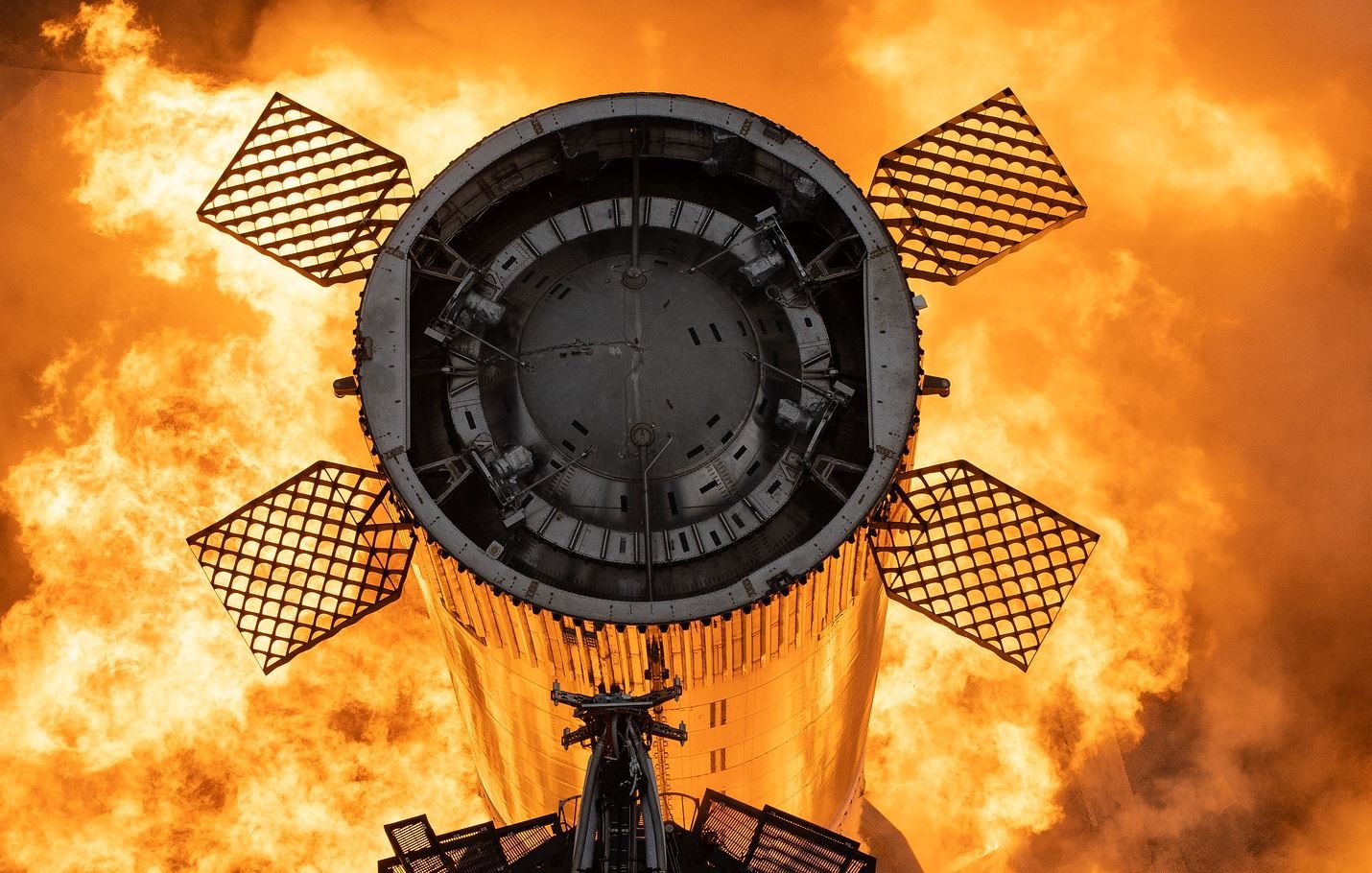 Mise à feu statique du booster SuperHeavy en février. Crédits SpaceX