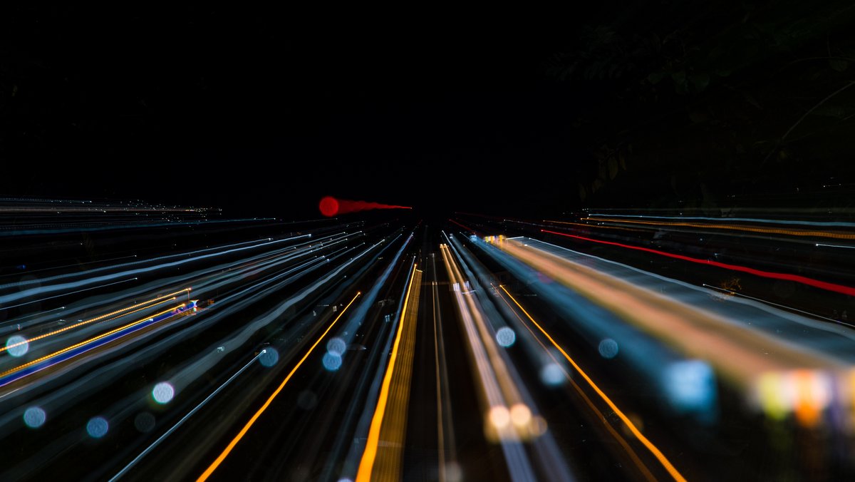  La lumière se propage à une vitesse incroyable, ce qui permet des transmissions de données ultra-rapides. © Valentino Hendryco / Shutterstock