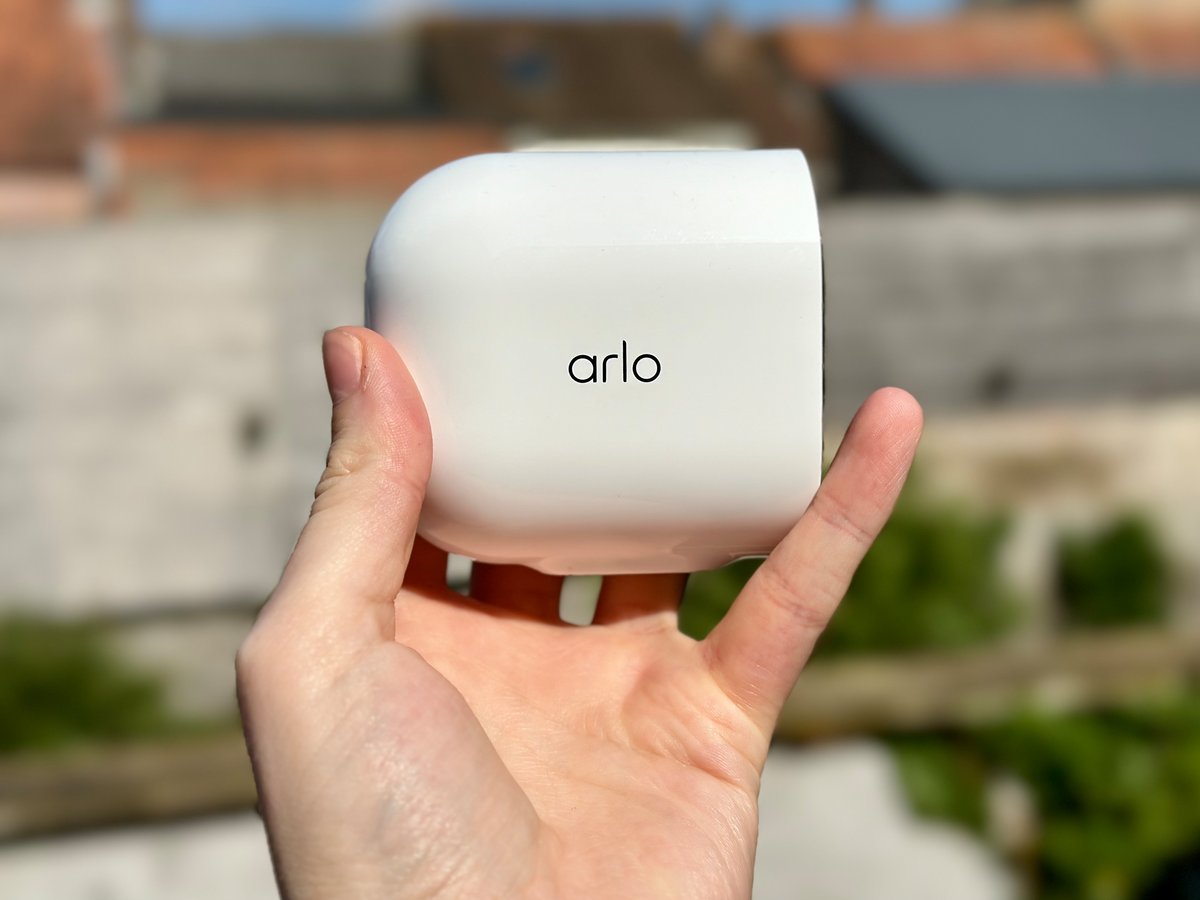 La coque blanche de l'Arlo Pro 5 © Mathieu Grumiaux pour Clubic