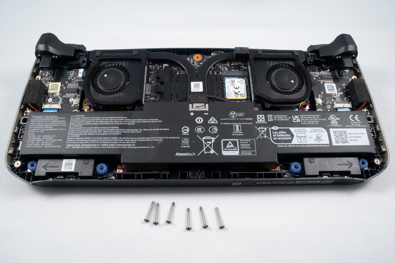 Au cours de leur test, nos confrères ne se sont pas privés pour désosser la console. ©TechPowerUp