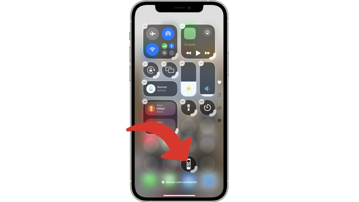 Déplacer une commande pour personnaliser le Centre de contrôle de l'iPhone sous iOS 17 © Clubic