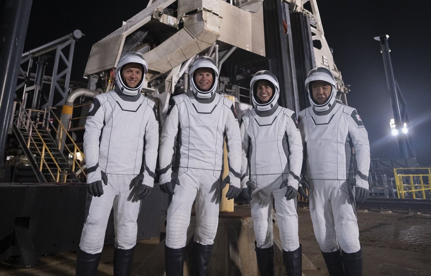Les quatre astronautes de la mission Crew-7 devant leur fusée © NASA