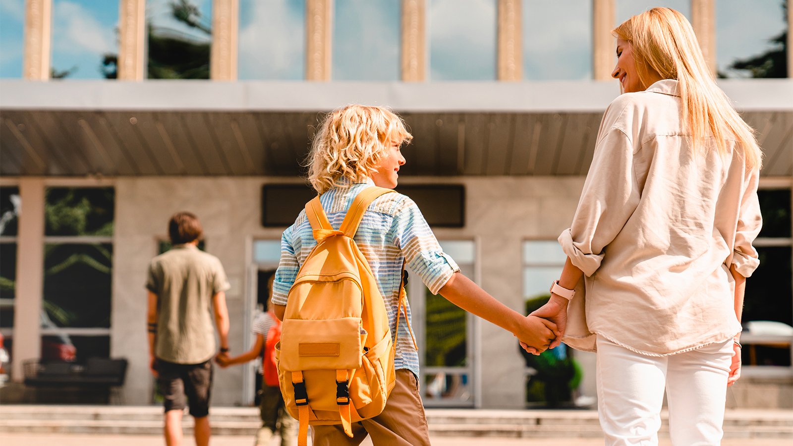 À la rentrée 2025, les téléphones seront totalement interdits dans les écoles, même pendant les pauses ©Shutterstock