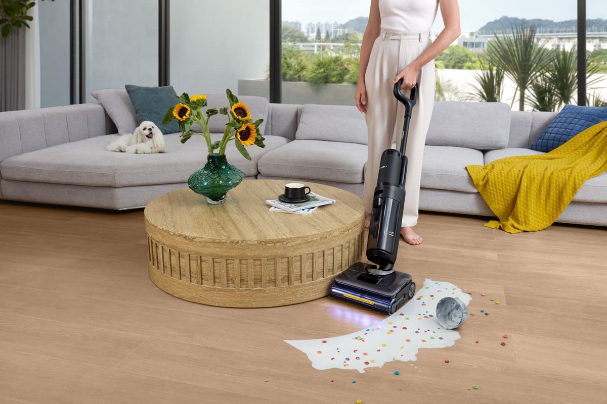 L'aspirateur lave les bords de plinthes et de meubles. ©Tineco