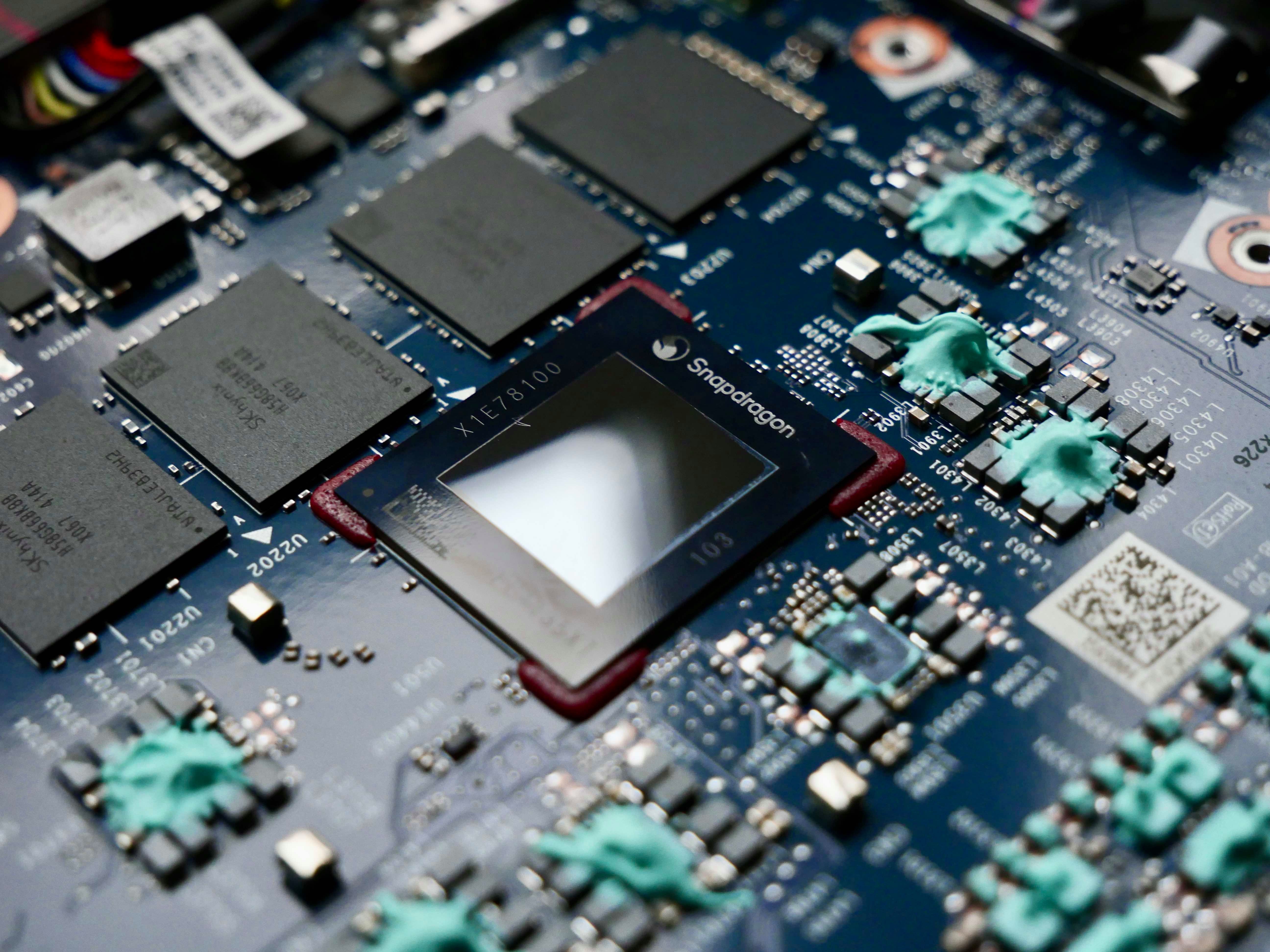 L'actuelle puce Snapdragon X Elite, mise à nue. © Nathan Le Gohlisse pour Clubic