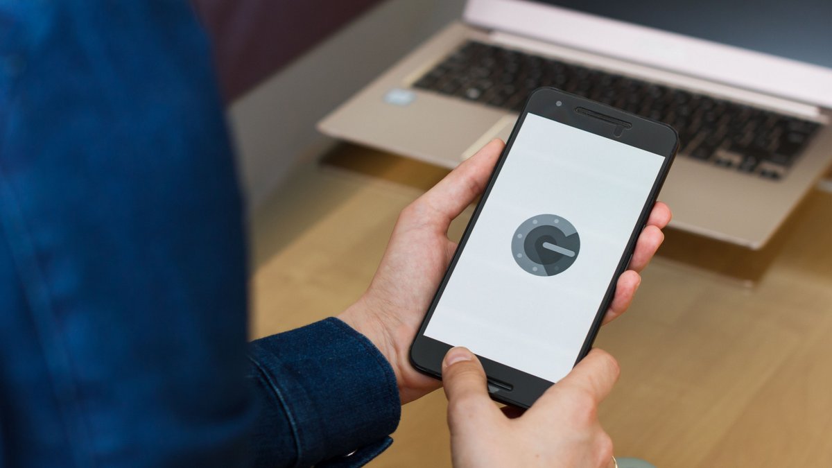 Une bien belle et conséquente mise à jour pour Google Authenticator © Shutterstock / Vladimka production