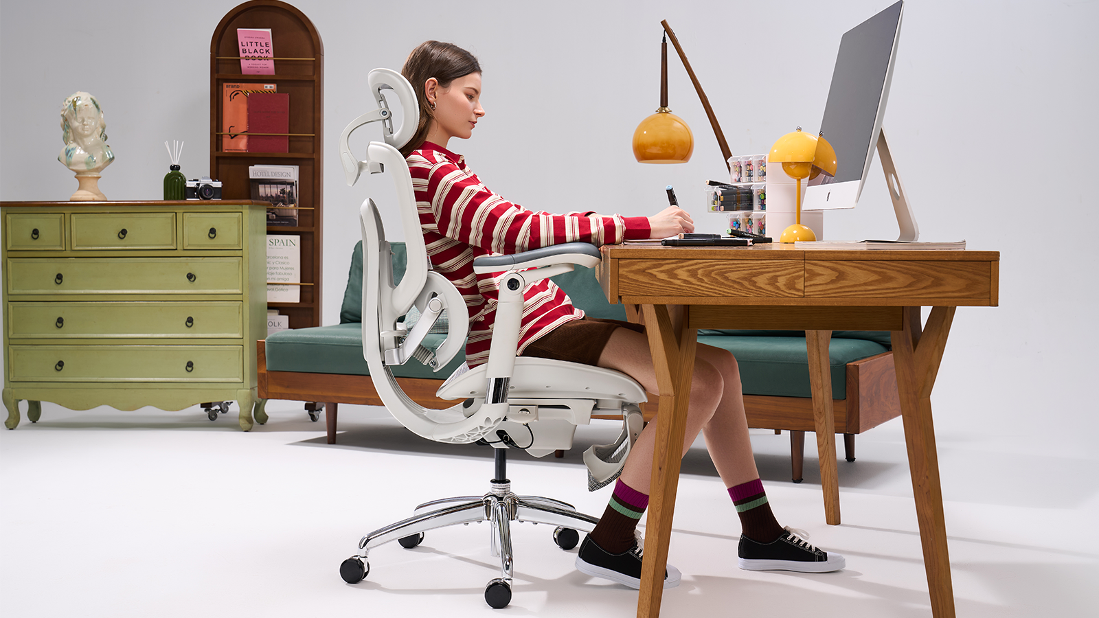 Un fauteuil inadapté transforme vite les longues journées devant un écran en douleurs bien réelles. ©Sihoo