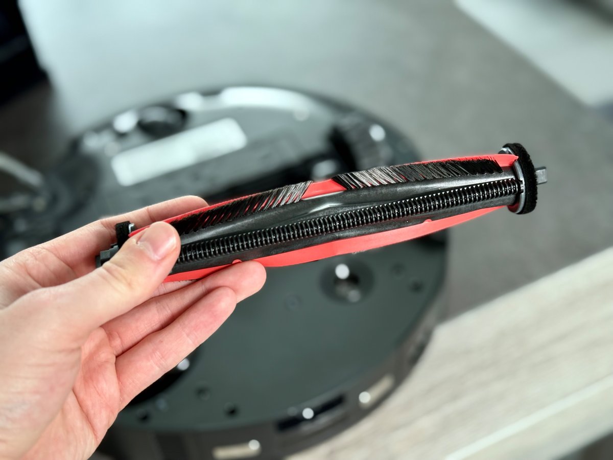Une unique brosse pour le Saros Z70 © Mathieu Grumiaux pour Clubic