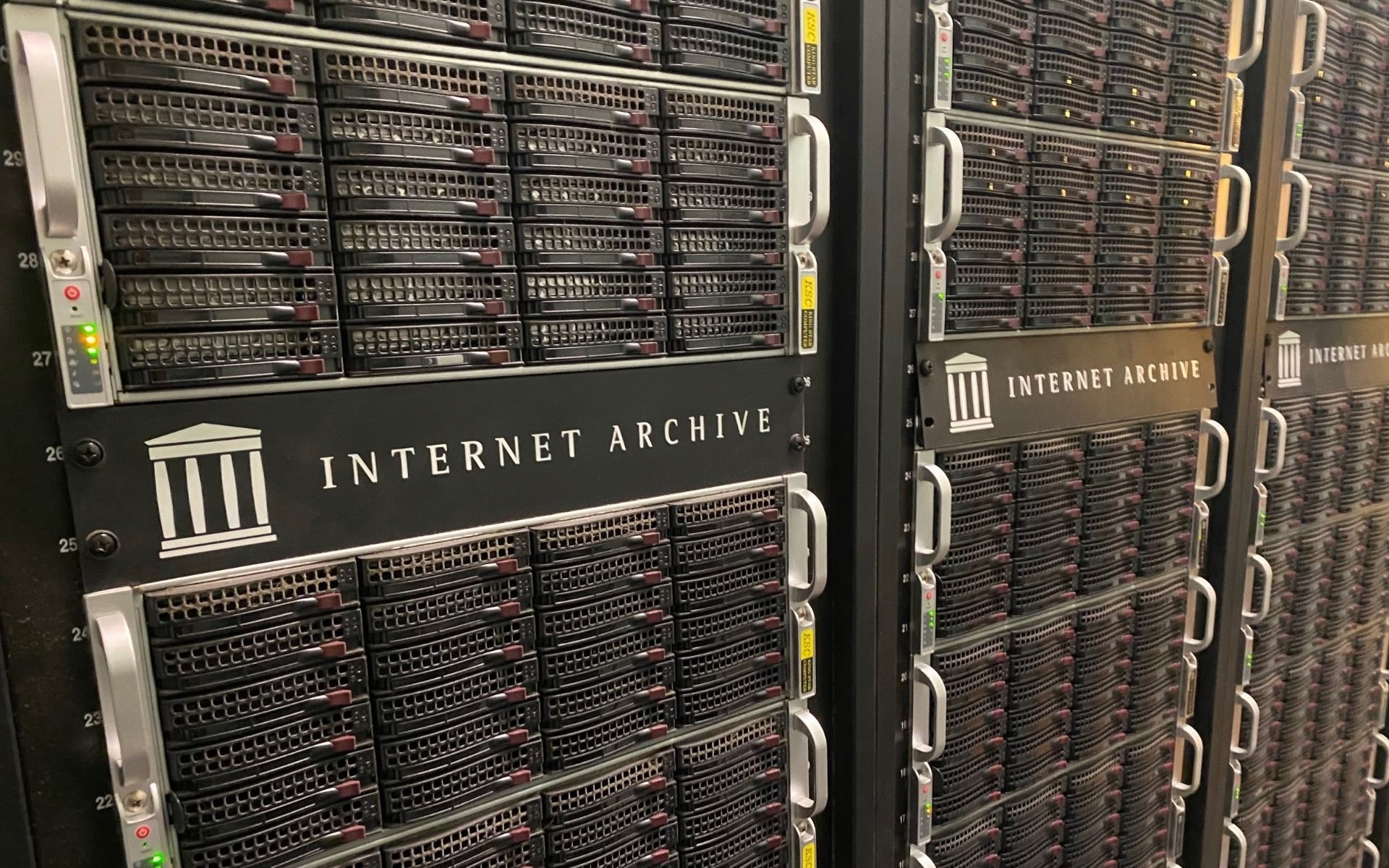 Vue en gros plan des racks de serveurs Internet Archive © Shutterstock