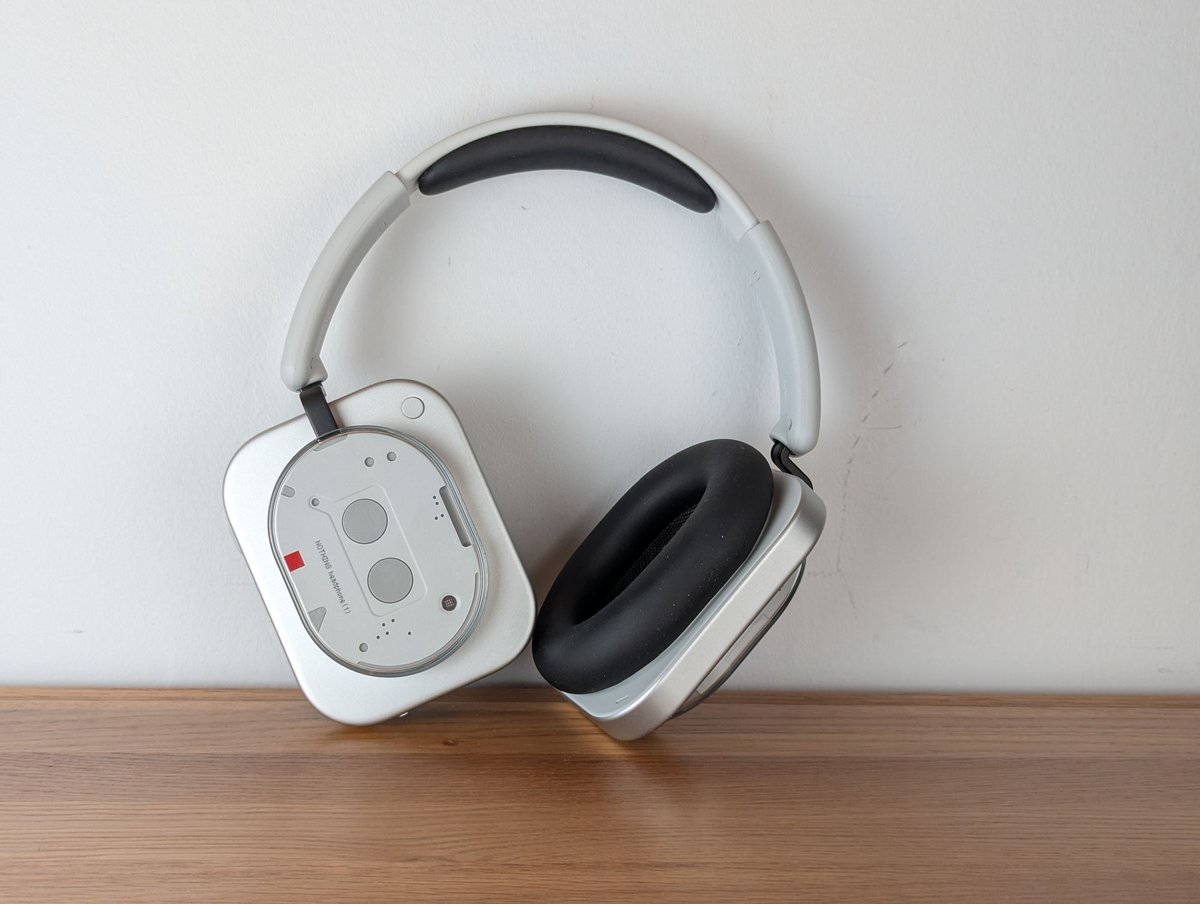 Le Nothing Headphone (1) ne se plie pas, mais prend tout de même peu de place, grâce à sa faible épaisseur ©Guillaume Fourcadier