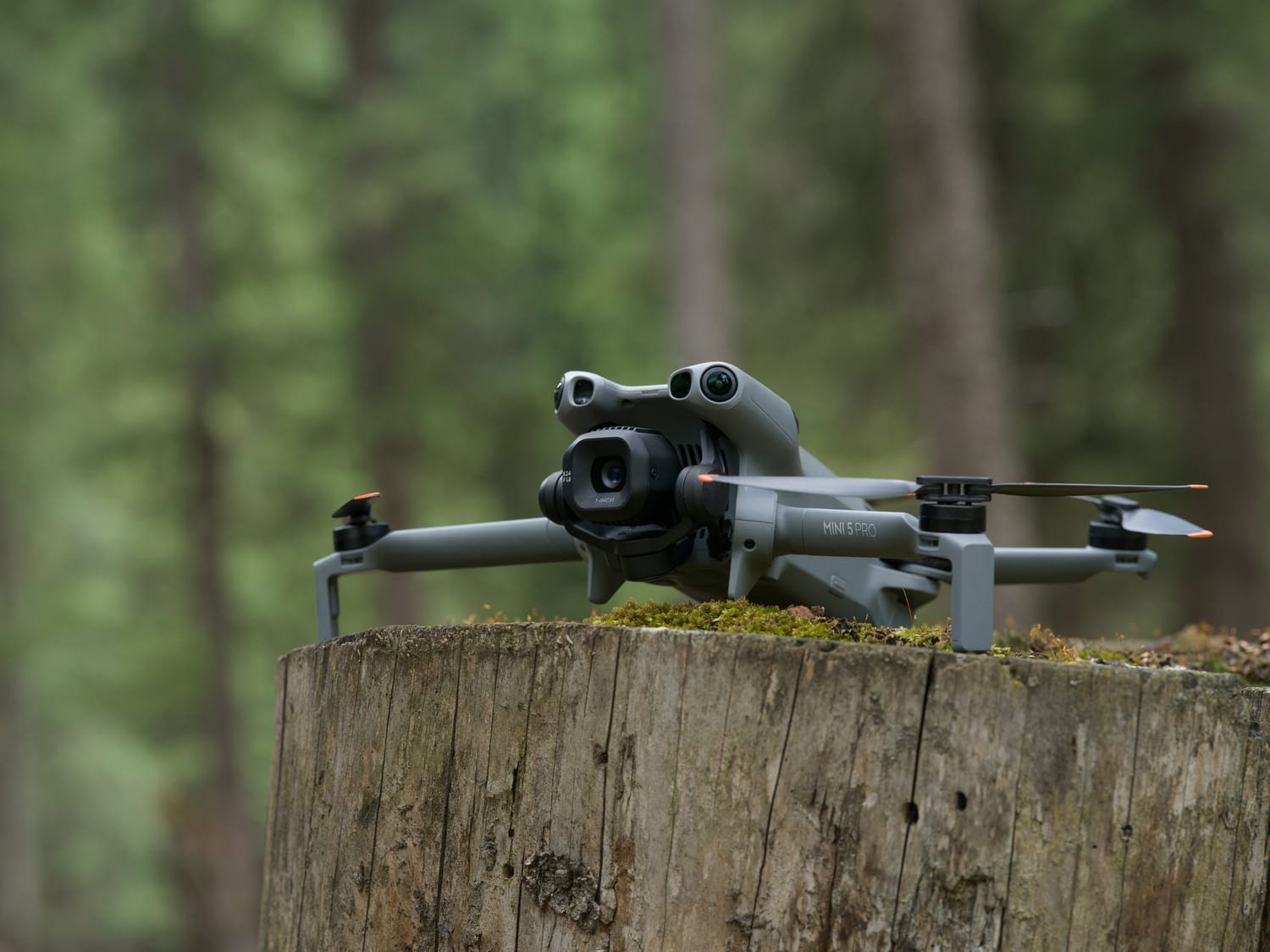 Le Mini 5 Pro adopte des caméras un peu partout pour localiser les obstacles. ©DJI