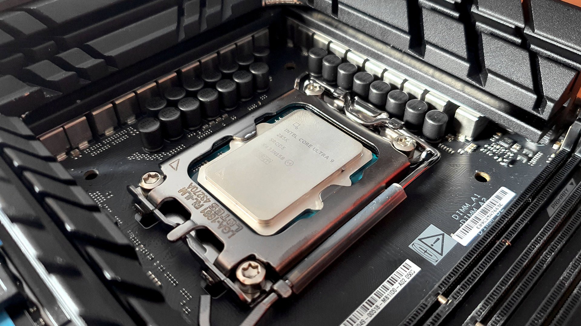 Le Core Ultra 9 285K dans son socket LGA-1851 © Nerces pour Clubic