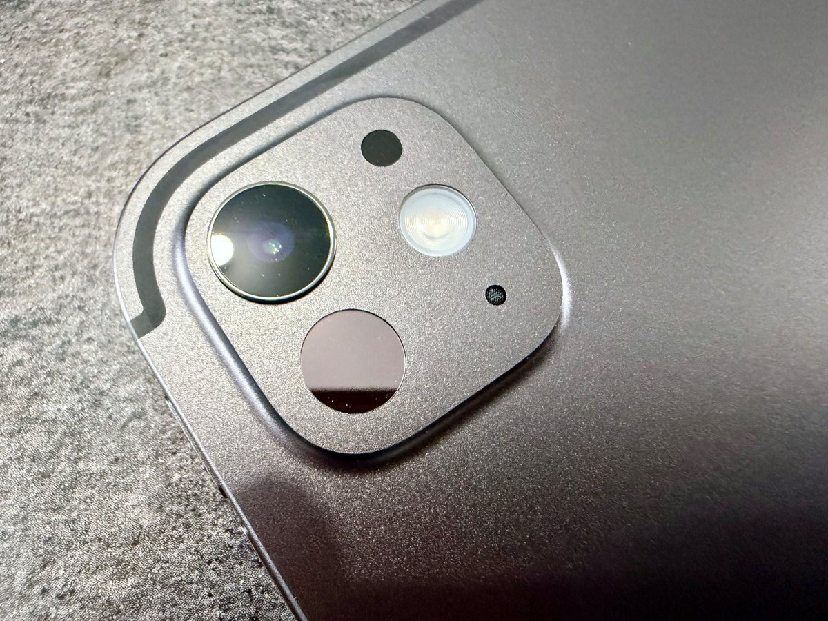 Un seul capteur 12 mégapixels pour l'iPad Pro M5, accompagné d'un flash et d'un LiDAR ©Mathieu Grumiaux pour Clubic