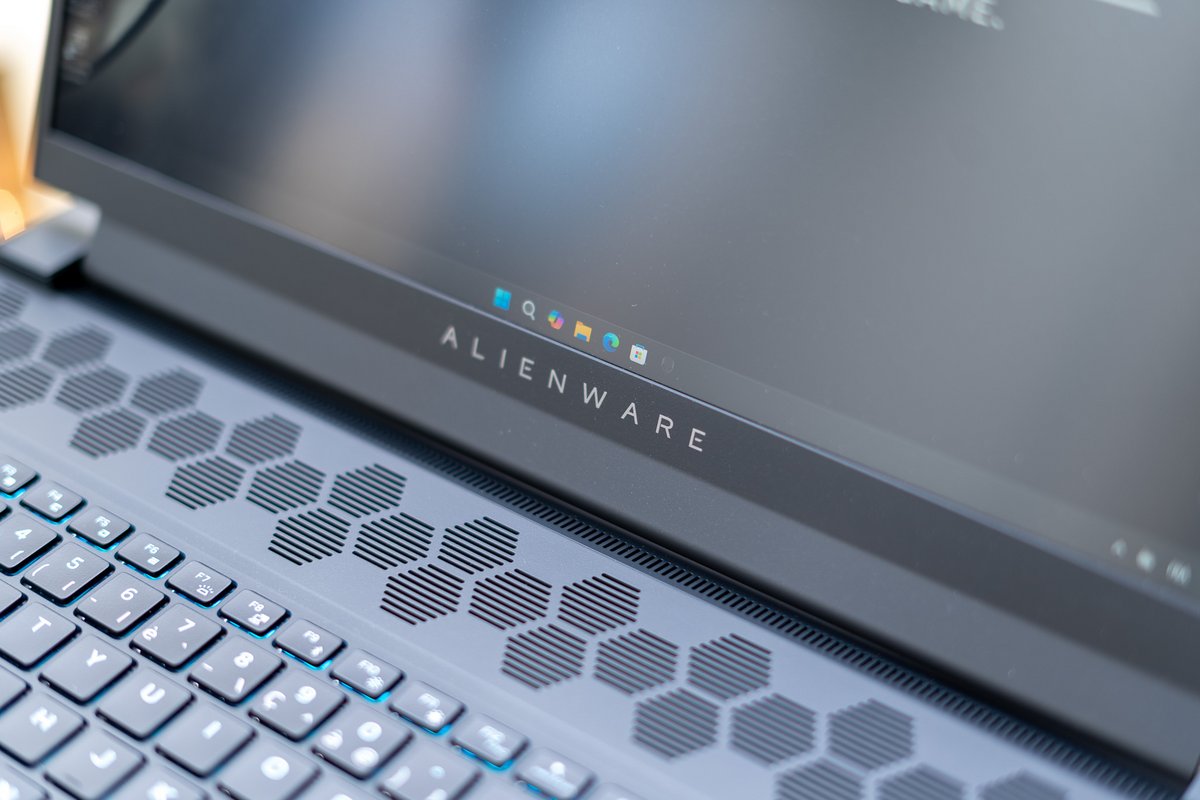 Alienware m18 R2