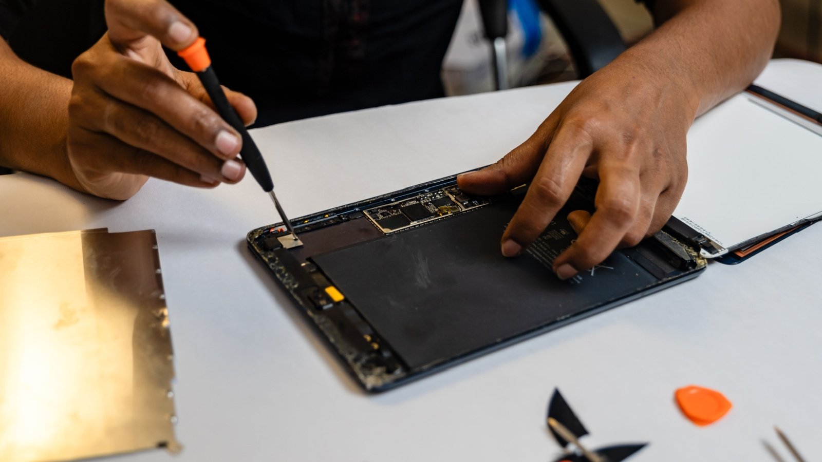 Le règlement interdit formellement l'usage de logiciels pour entraver le remplacement d'une batterie par une batterie compatible - ©Raja GamerXTC / Shutterstock