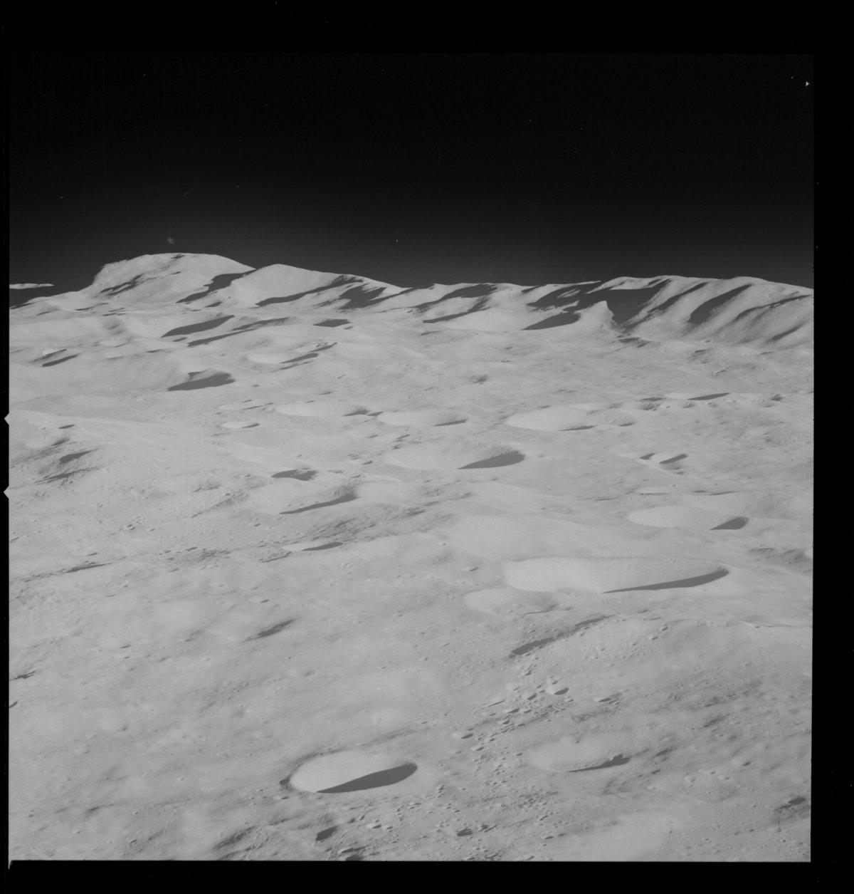Photo prise au téléobjectif pour documenter le relief lunaire, prise par l'équipage d'Apollo 8 © NASA
