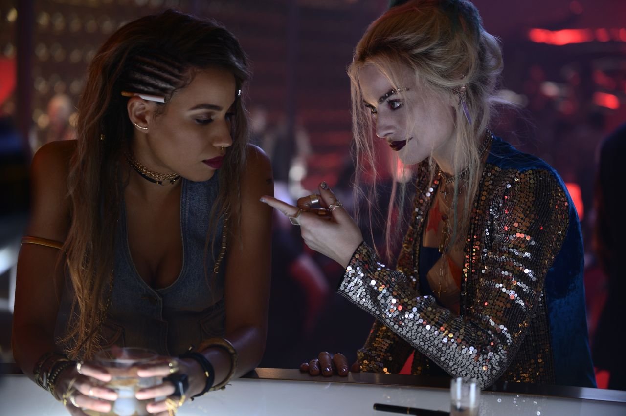 Black Canary et Harley Quinn dans Birds of Prey © Warner Bros.