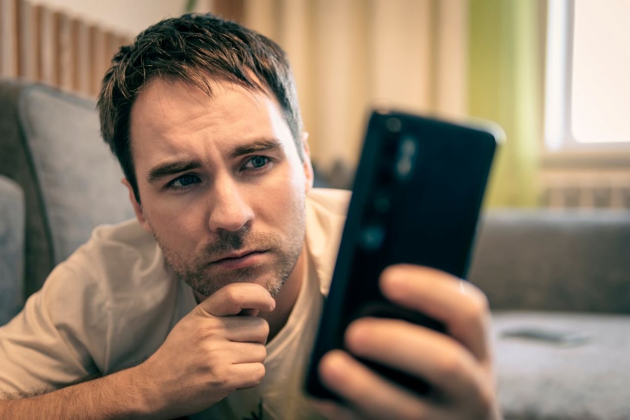 "Bonjour, vous êtes chez vous ?" ce SMS en provenance d'un inconnu débarque sur les mobiles depuis fin juin. Attention, ça peut être une tentative de phishing - ©Melnikov Dmitriy / Shutterstock