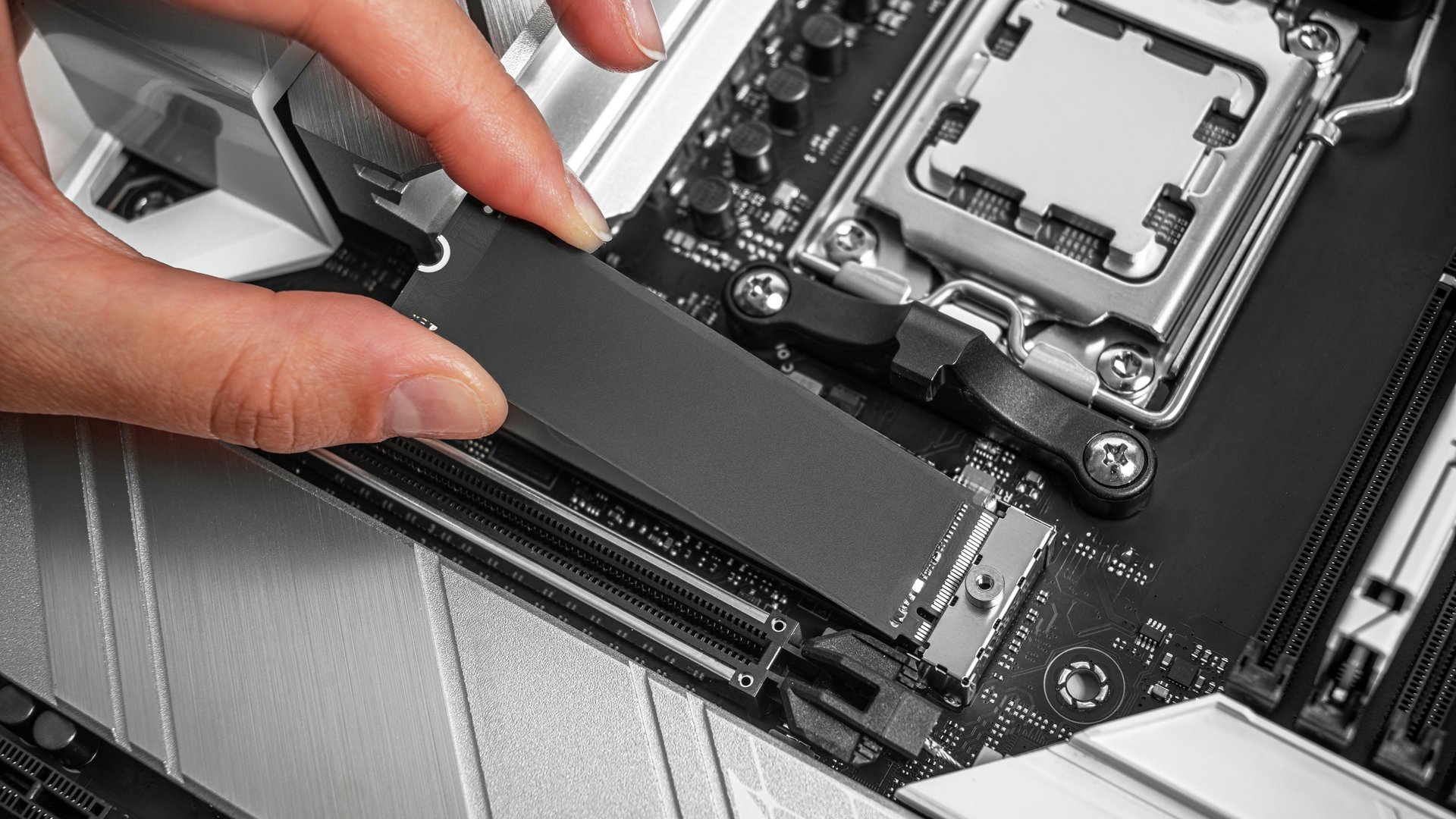 Une modification de la base de registre Windows 11 dope les performances des SSD NVMe. ©Den Rozhnovsky/ShutterStock