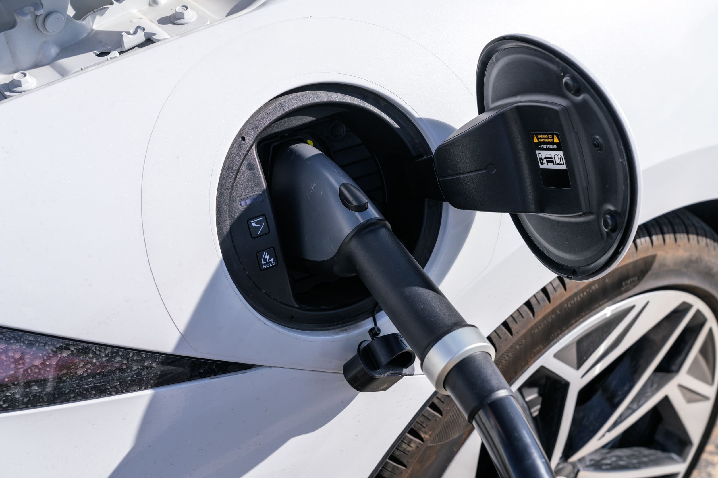 L'étude BCG estime qu'une voiture électrique coûte 1 600 euros moins cher à l'usage qu'une hybride ou une thermique - ©Steve Heap / Shutterstock