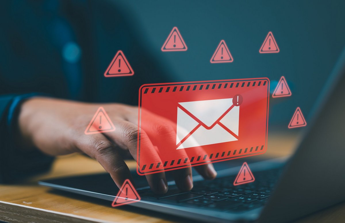 Avez-vous reçu un e-mail de la part des impôts ces derniers jours pour un trop perçu ? © mayam_studio / Shutterstock