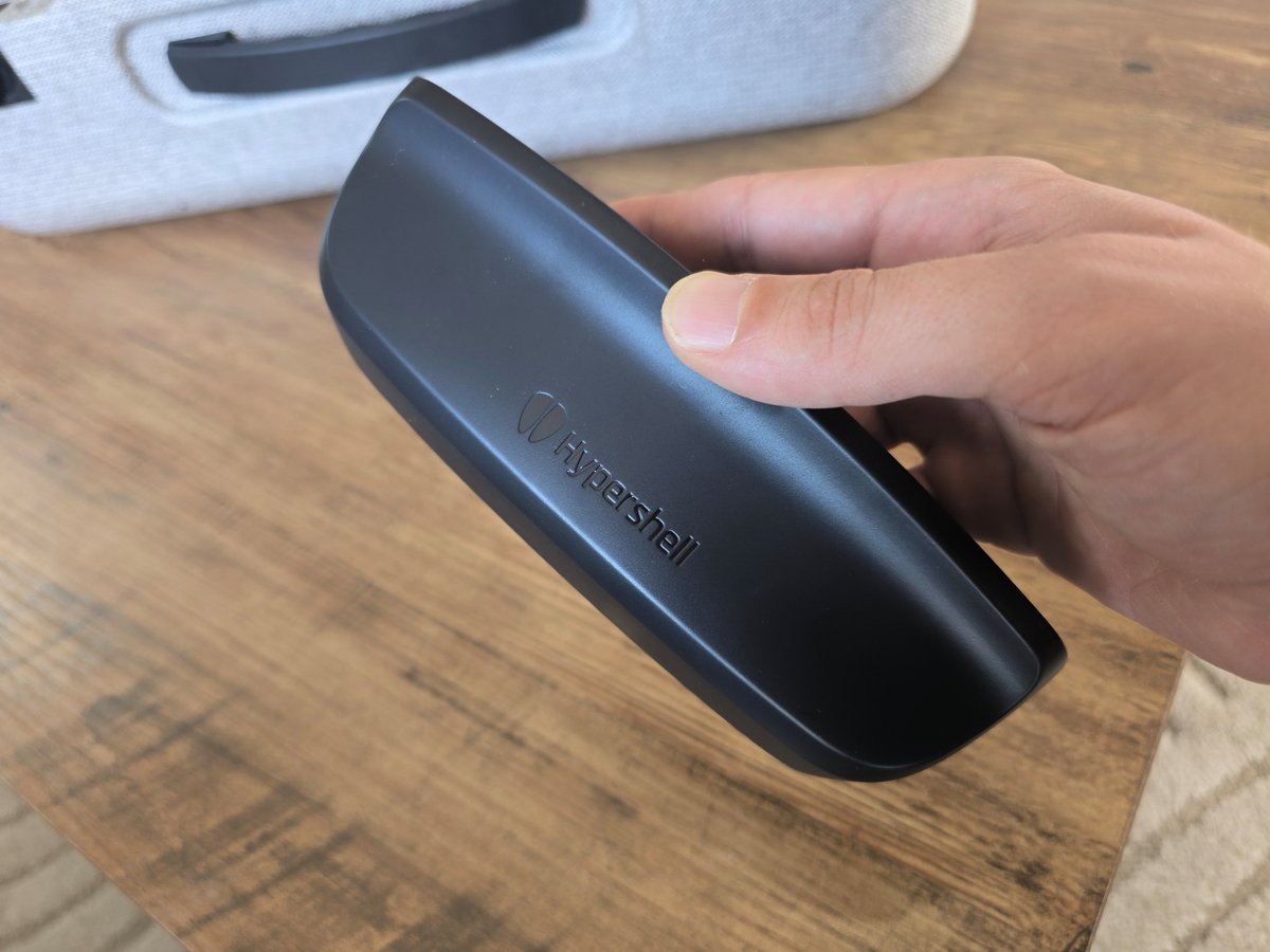 Assez imposante, on ressent bien le poids de la batterie en bas du dos. 