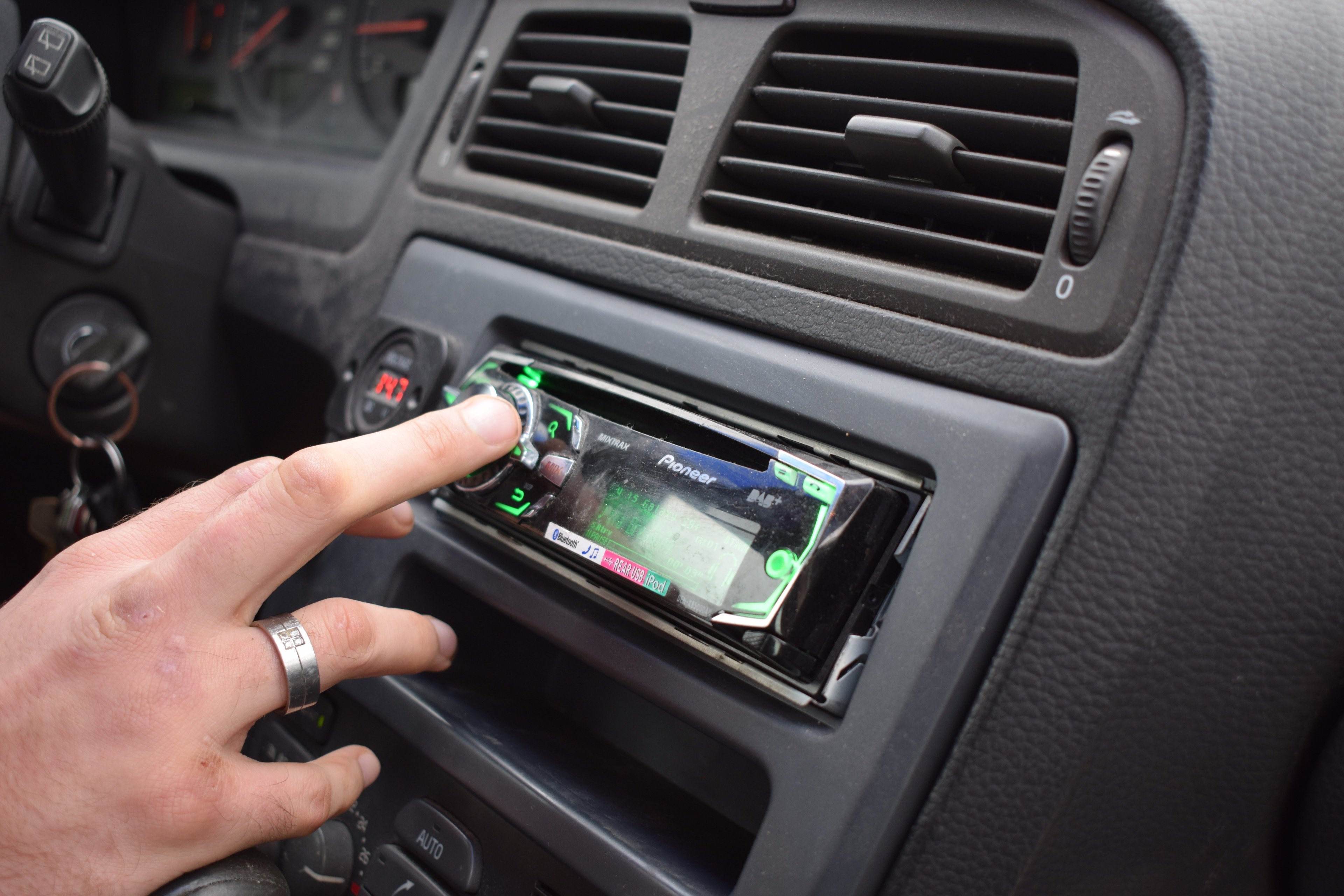 Largement connu du grand public pour ses autoradios, Pioneer se retire d'un marché en perte de vitesse. © SiljeAO / Shutterstock