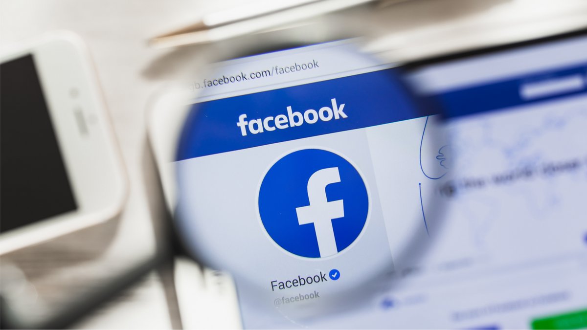 Le logo de Facebook passé à la loupe © Shutterstock