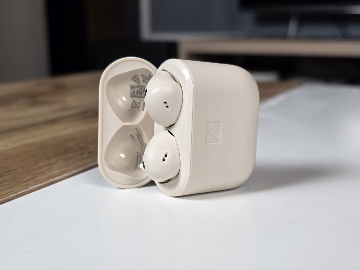 Difficile de faire plus classique que la présentation des Sennheiser Accentum Open, qui d'une certaine façon rapellent les premiers Airpods © Guillaume Fourcadier pour Clubic