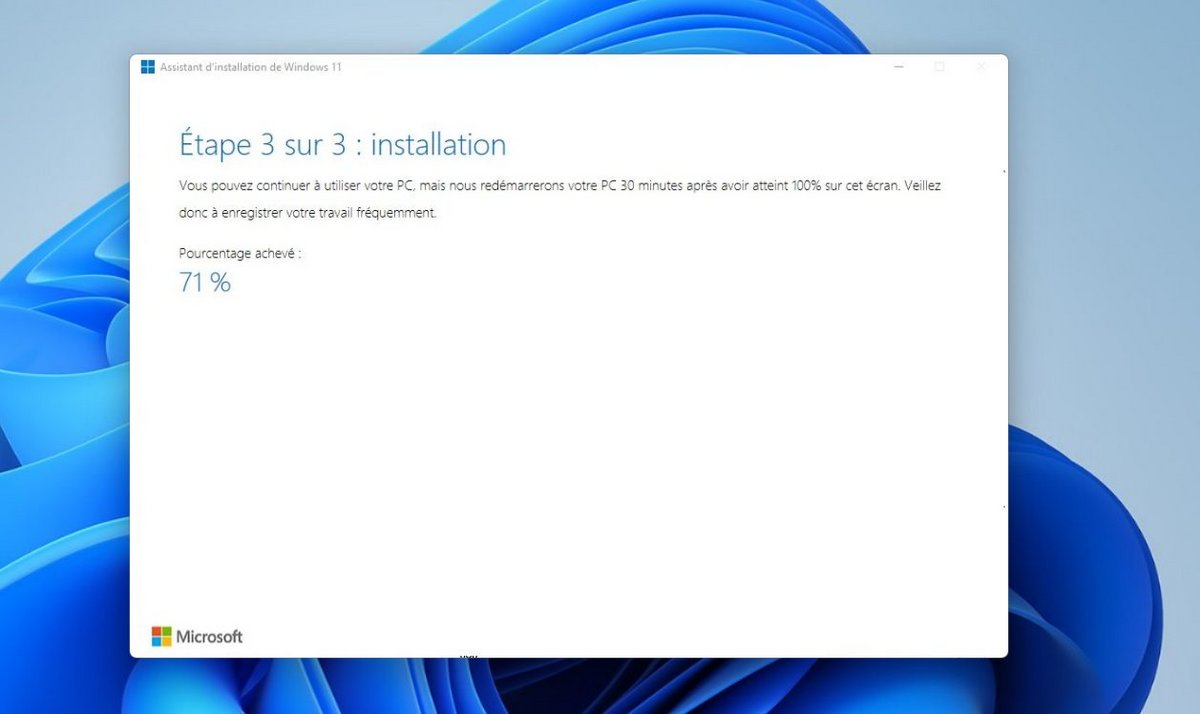 Patientez le temps du téléchargement et de l'installation de la dernière version de Windows 11 © Clubic