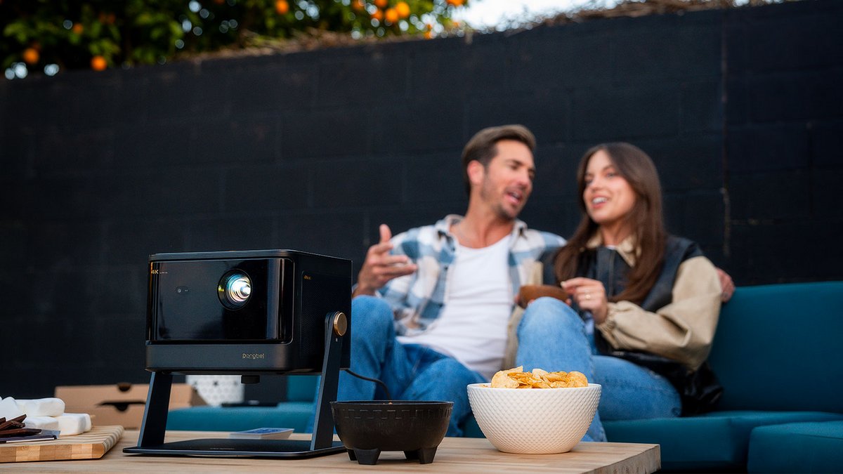 Compact mais puissant, le DBOX02 mise sur la technologie laser ALPD et 2 450 lumens pour une projection 3D jusqu’à 200 pouces, même en pleine journée ©Dangbei