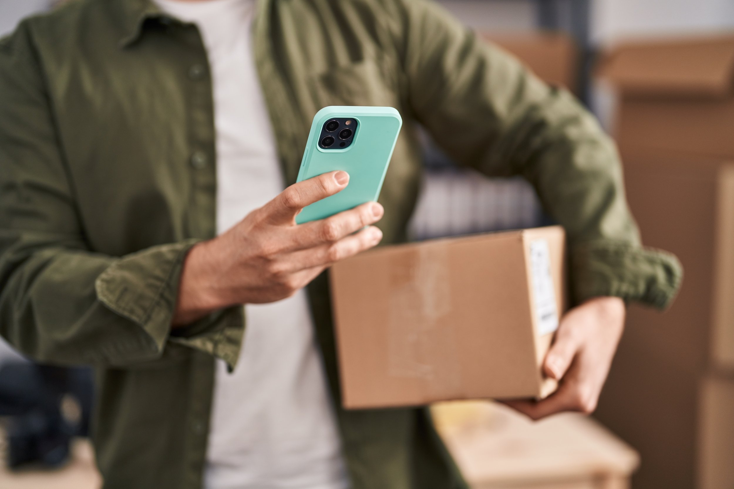 Un homme tenant son smartphone © Krakenimages.com / Shutterstock