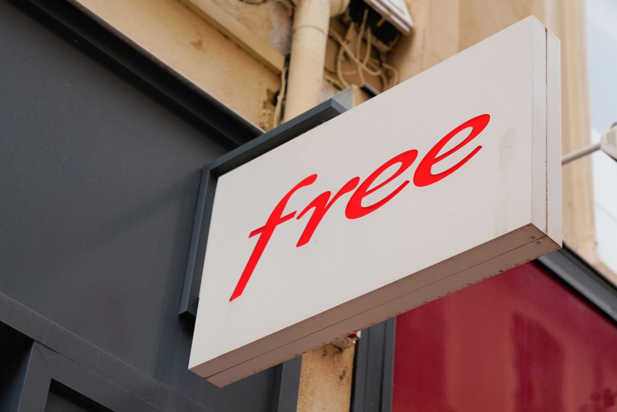 Le logo Free, devant une boutique de Rennes © sylv1rob1 / Shutterstock.com