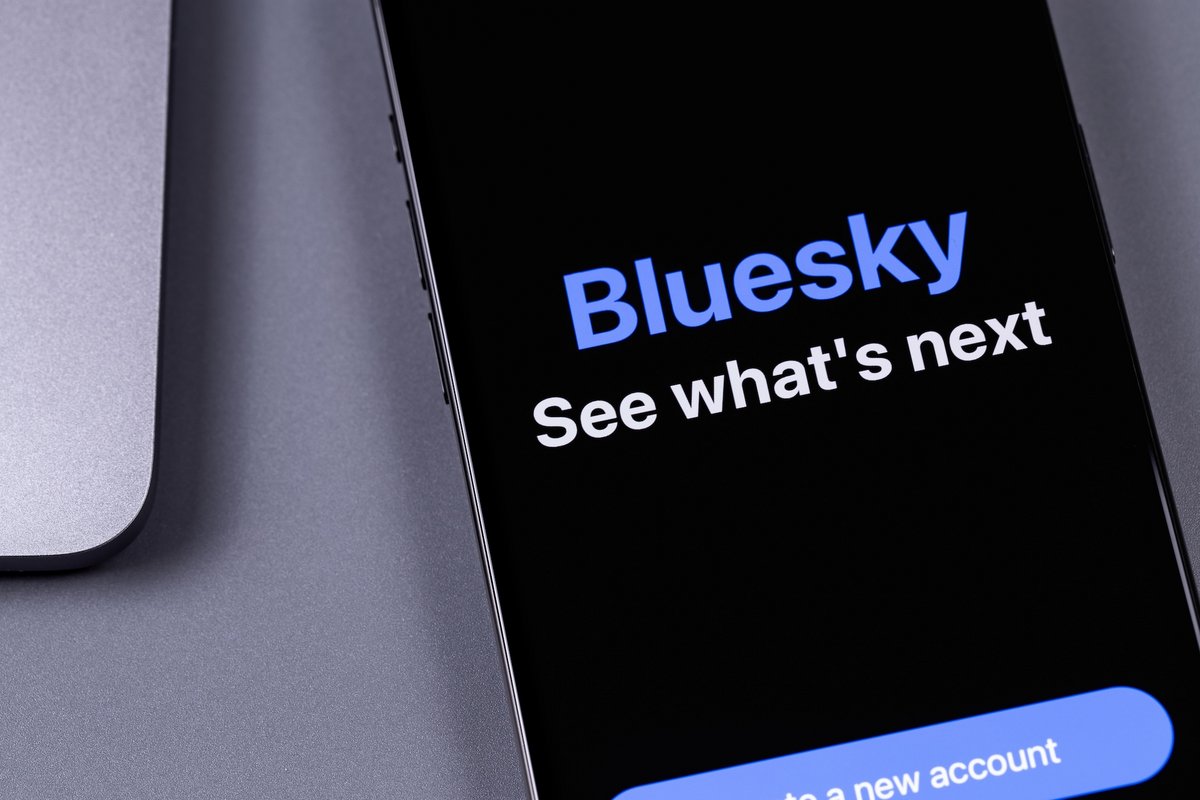 Une page Bluesky s'ouvre sur un smartphone © Primakov / Shutterstock