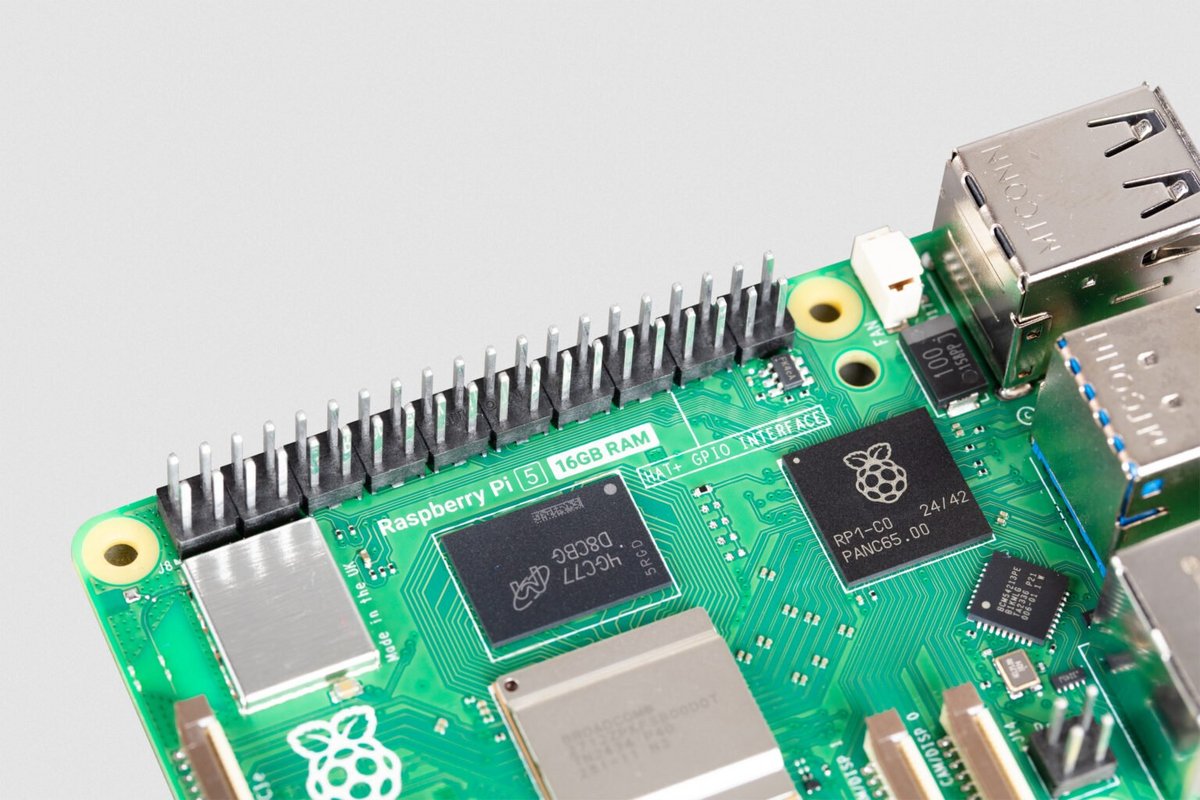 Plan rapproché montrant le module 16GB du Raspberry Pi 5. © Raspberry