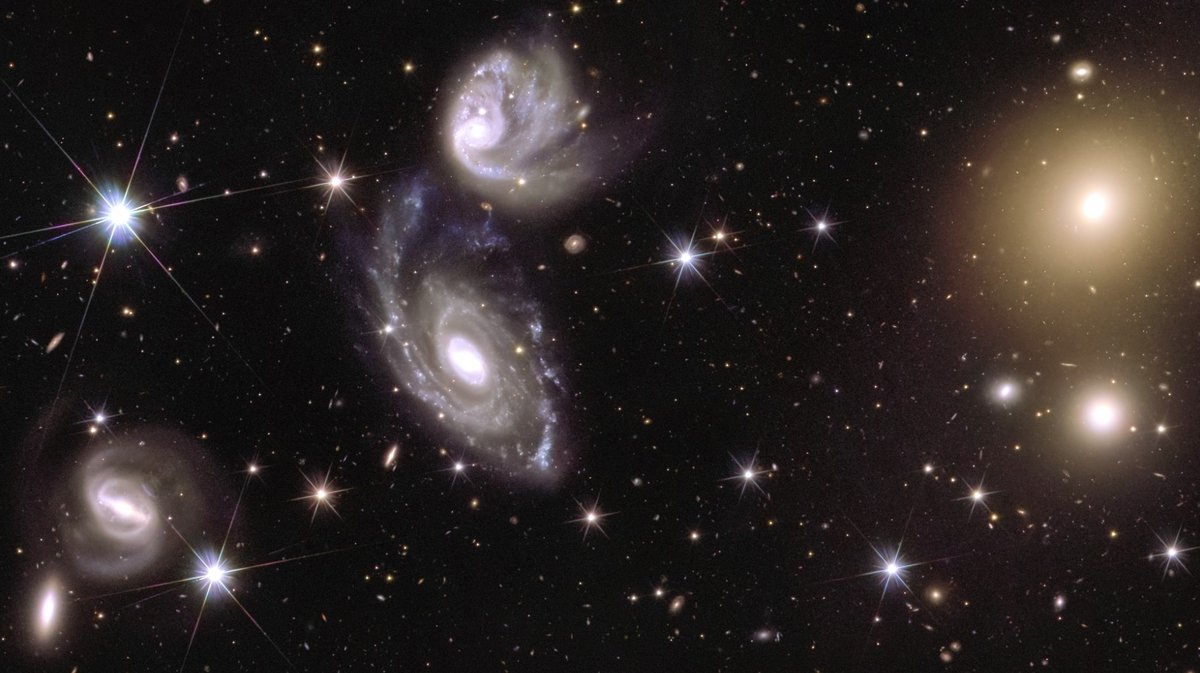 Deux galaxies spirales visibles avec un zoom x 150 sur la mosaïque publiée ce 15 octobre. © ESA/Euclid/Euclid Consortium/NASA, CEA Paris-Saclay, image processing by J.-C. Cuillandre, E. Bertin, G. Anselmi CC BY-SA 3.0 IGO