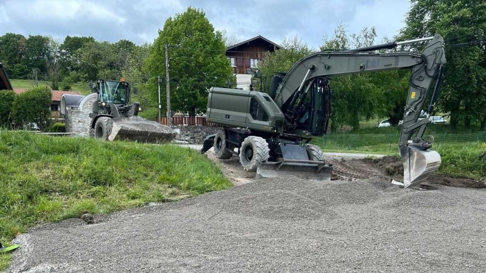 Les pelles mécaniques de l'armée sont en action, pour préparer un G7 ultra-sécurisé. © armée de l'Air et de l'Espace