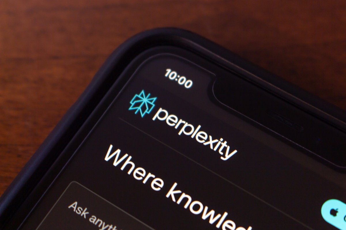 Après iOS, Perplexity continue de s'attaquer à Siri, cette fois sur macOS