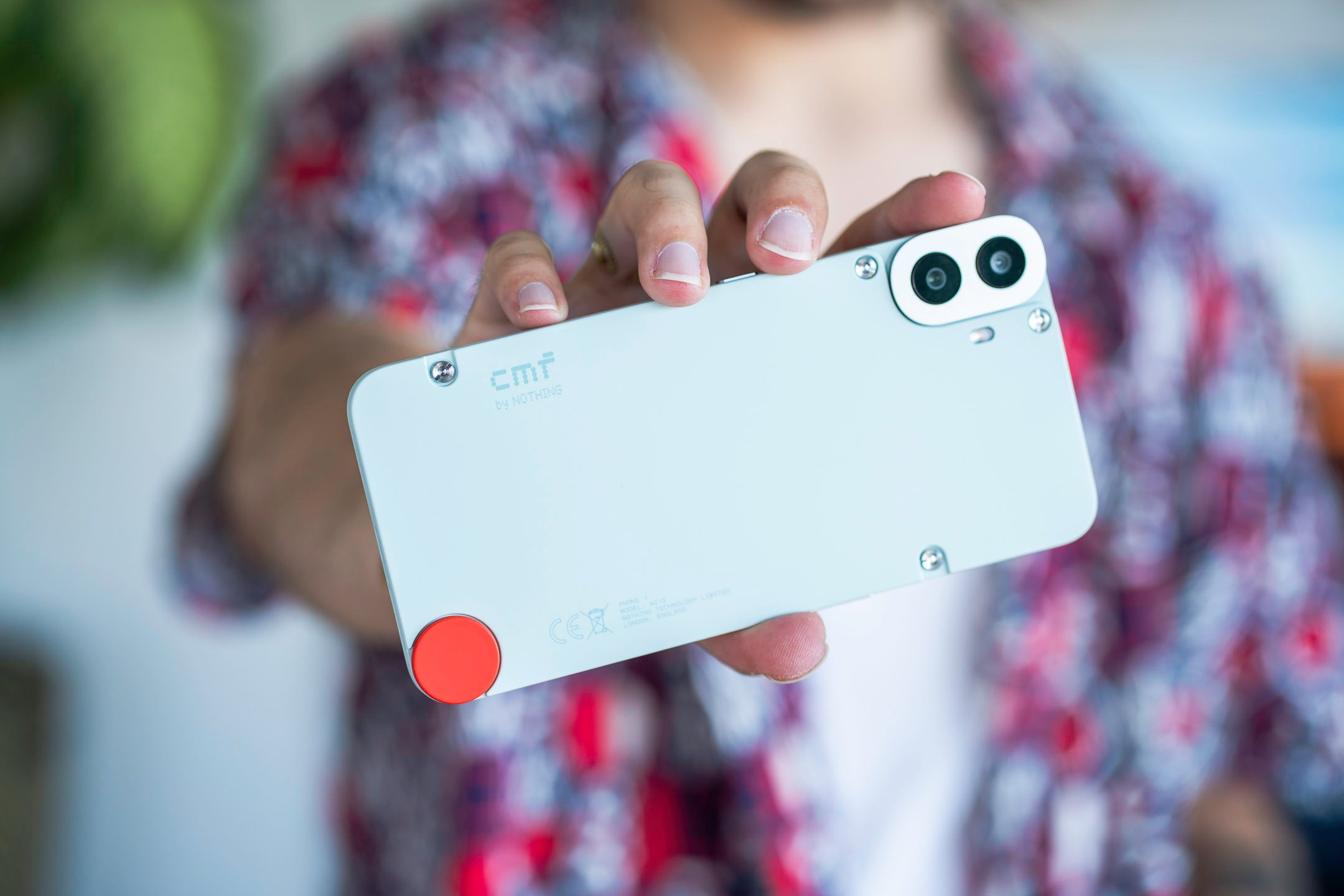 Le smartphone Nothing CMF Phone 1 bénéficie un design original. © Pierre Crochart pour Clubic