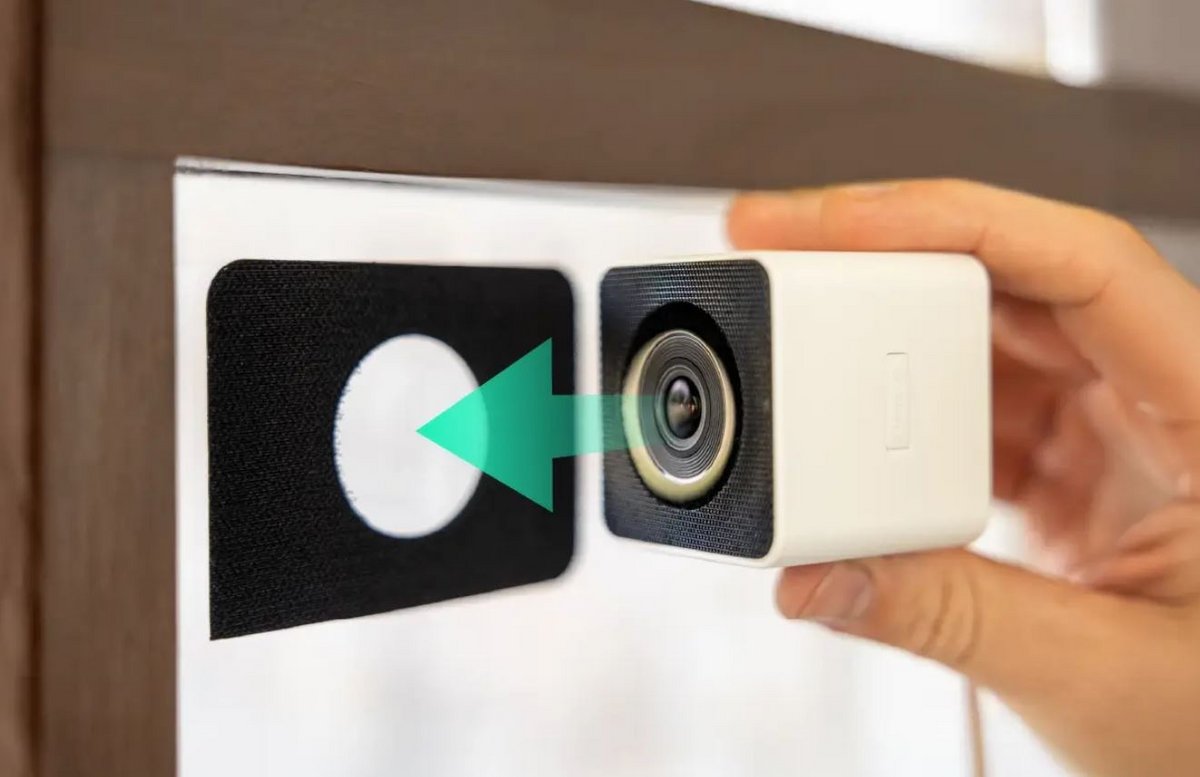 La caméra vient se fixer sur un support autocollant, apposé en amont sur la vitre. ©Wyze