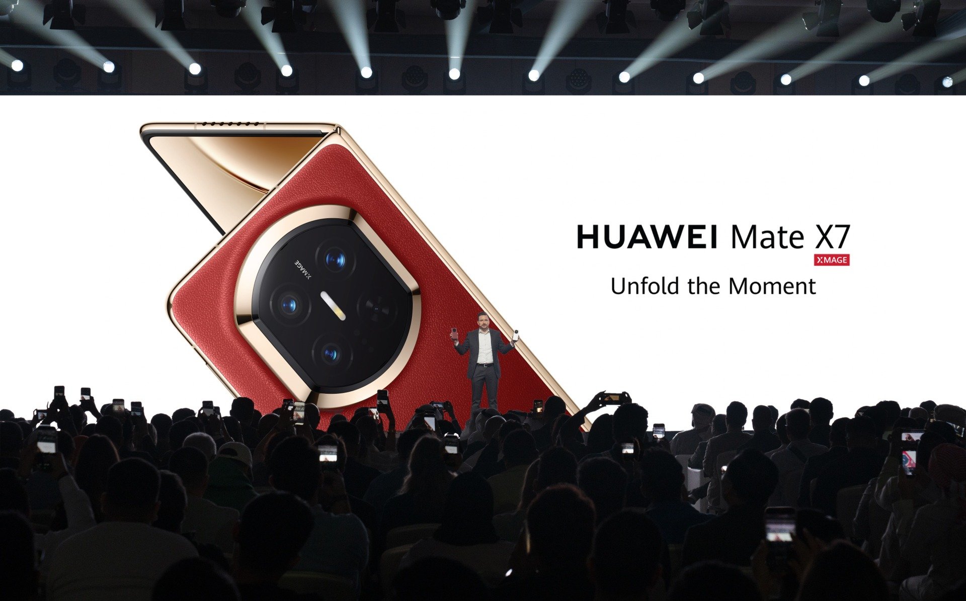 Le smartphone pliant Mate X7 se muscle en photographie. ©Huawei