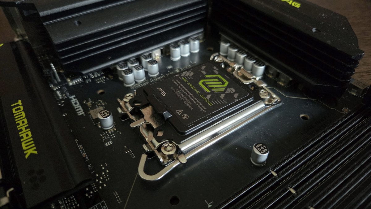 Autour du CPU, remarquez l'étage d'alimentation et ses deux dissipateurs thermiques. ©Nerces pour Clubic