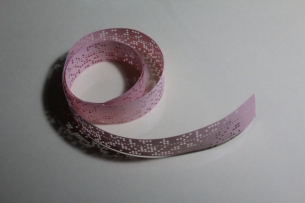 Un ruban venu tout droit du passé, qui permet d’enregistrer des données grâce à une série de perforations. © Skyriver