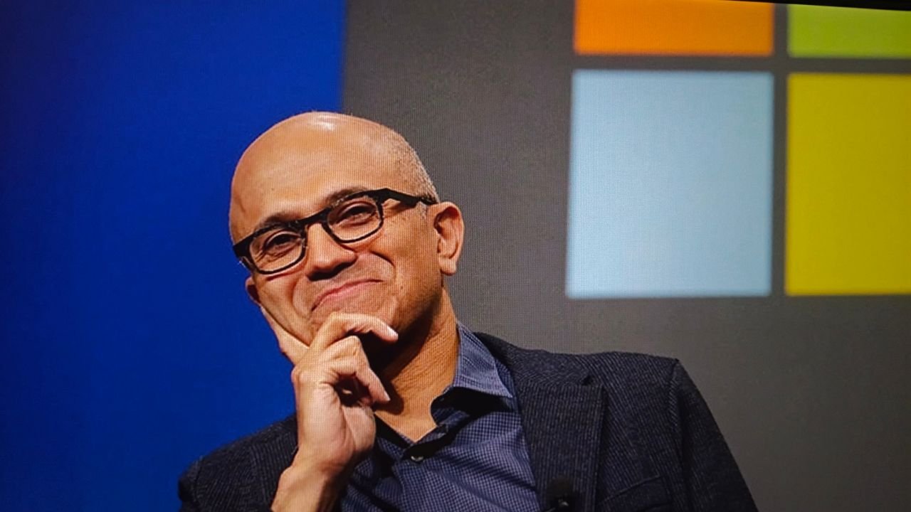 La note sur l'IA de Satya Nadella, PDG de Microsoft, a provoqué le buzz du #Microslop - ©FotoField / Shutterstock
