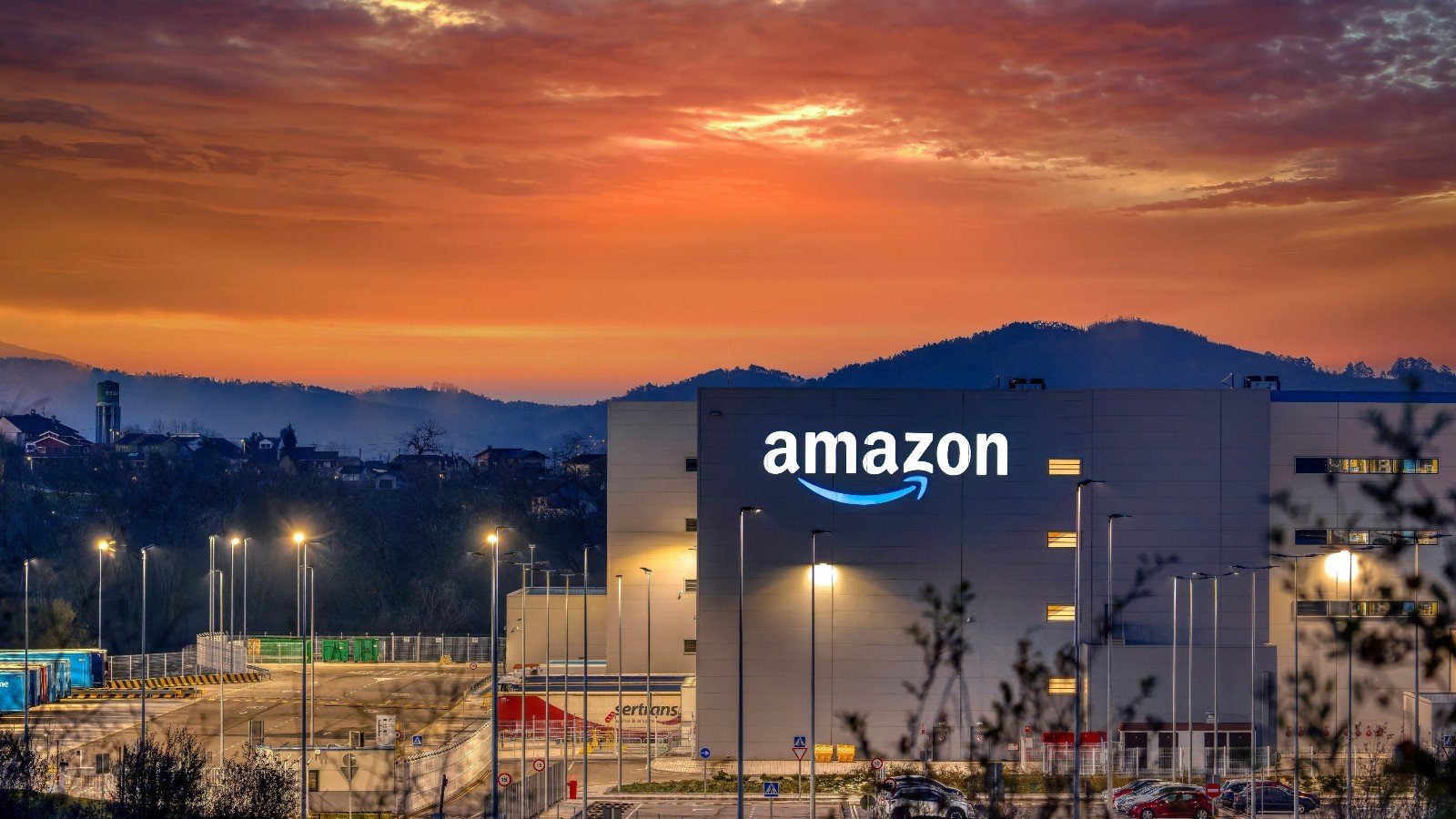 Amazon a déployé MeshClaw en quelques semaines auprès de larges équipes. L'agent se branche aux applications de travail et exécute des tâches à la place du collaborateur - ©StockPhotoAstur / Shutterstock