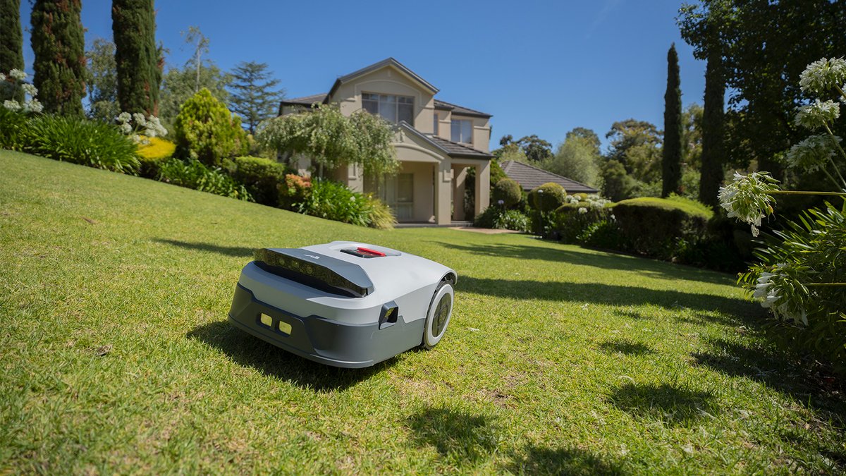 Les robots ANTHBOT retournent seuls à leur station quand la batterie est faible, puis reprennent la tonte au même endroit avec une précision optimale ©ANTHBOT