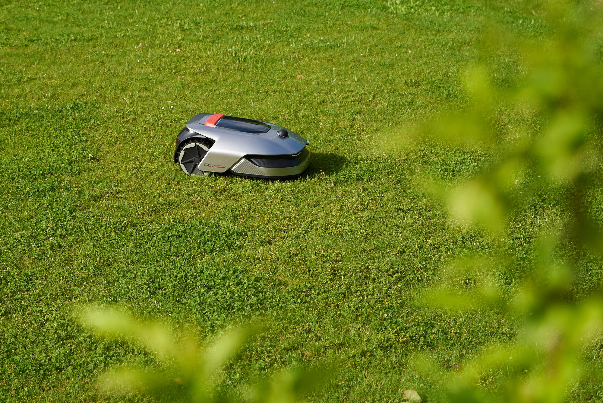 Une voiture du futur ? Non ! Un robot tondeuse ! © Marc Beekenkamp pour Clubic