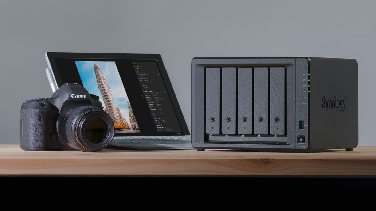 Le DS1522+ est un serveur compact doté de 5 baies de stockage. © Synology